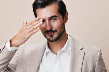 Kol beyazı başarılı erkek portresi katlanmış bej gömlekli gözlüklü gülümsemeli mutlu iş adamı kopyacı yakışıklı