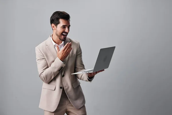 男の肖像画の隔離された男インターネットのベージュのラップトップのコンピュータ スーツの笑顔のビジネス タイプするフリーランサーの仕事のひげのコピースペース デジタル背景の無線オフィス — ストック写真