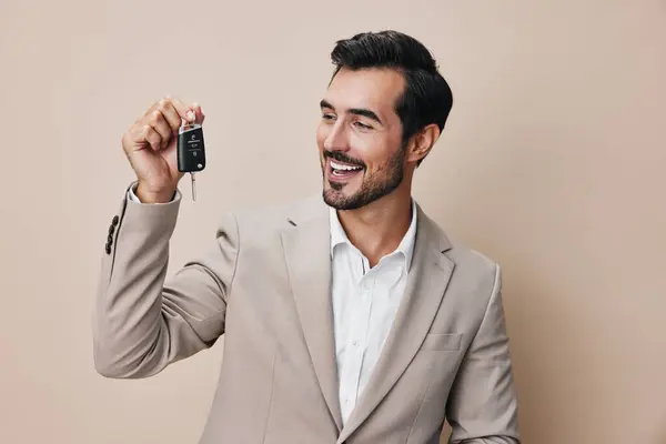 Pessoa Homem Sorriso Dando Chave Crédito Feliz Alarme Mão Comprar — Fotografia de Stock