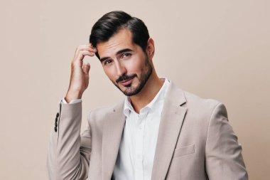 Portre adamı yakışıklı iş adamı sakalı resmi moda stüdyosu yakışıklı iş adamı mutlu iş modeli bej gülümseyen genç telif uzayı profesyonel