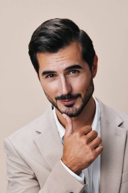 Portre adam stili mutlu gözlük yakışıklı, kopyacı iş resmi iş kolu iş adamı profesyonel gülümseme kıyafeti bej.