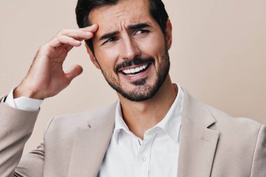 Takım elbiseli patron uzay çığlığı öfkeli duygu iş adamı öfke stresi çığlık çığlığa üzgün müdür sinirli fotokopi işi için yalvarıyor