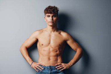 Yakışıklı, yetişkin, gri kaslı, atletik, seksi kaslı, ayakta duran hayat tarzı.