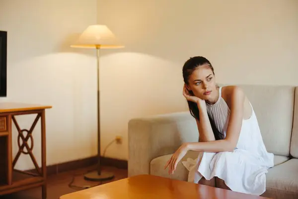 Üzgün Kadın Evdeki Kanepede Otururken Bunalımda Psikologun Yardımı Olmadan Tek — Stok fotoğraf