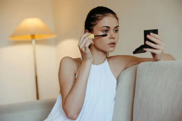 自宅の女性は鏡を見てメイク染料マスカラのまつげ 美容コンセプト にきびの問題肌の世話をする 高品質の写真 — ストック写真