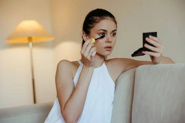 Kvinna Hemma Ser Sig Spegeln Och Applicerar Makeup Färgämne Mascara — Stockfoto