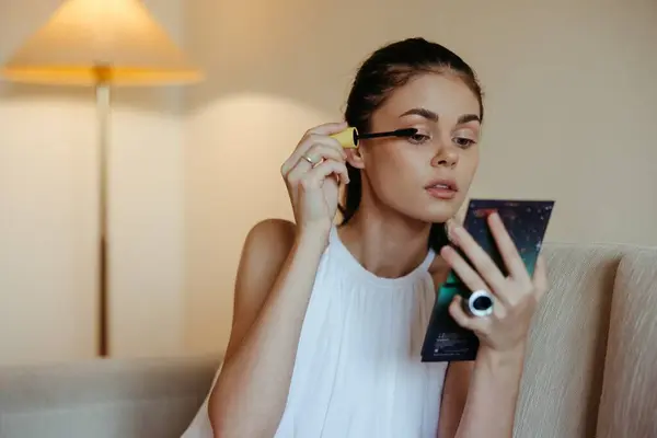 一个女人在家里照镜子 涂上化妆品 睫毛膏 护理有粉刺的皮肤 高质量的照片 — 图库照片