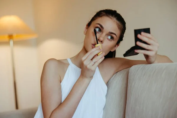 Kvinna Hemma Ser Sig Spegeln Och Applicerar Makeup Färgämne Mascara — Stockfoto