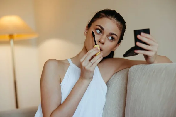 Une Femme Maison Regarde Dans Miroir Applique Des Cils Mascara — Photo
