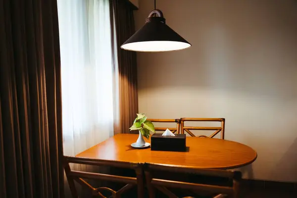 Interior Casa Escura Com Mesa Jantar Madeira Iluminada Por Lâmpada — Fotografia de Stock