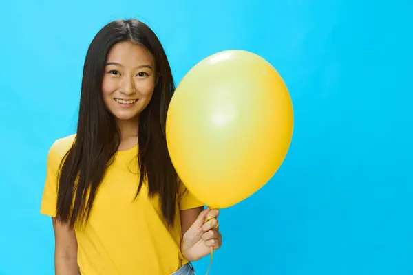 Mulher Asiática Segurando Balão Amarelo Fundo Azul Sorriso Camiseta Amarelo — Fotografia de Stock