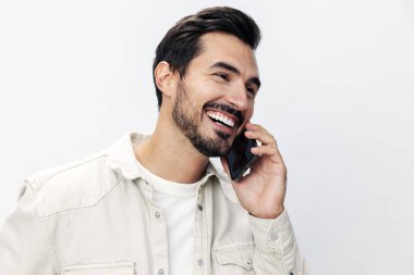 Yakın plan portre ressamı telefonda gülümsüyor. Dişleriyle gülümsüyor. Mutluluk ve kahkahalar beyaz izole arka planda. Yüksek kalite fotoğraf