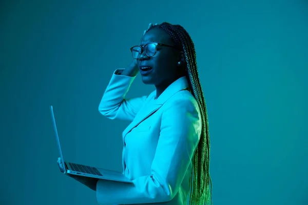 혼합된 파란색 배경에 안경에 노트북을 아프리카 아프리카 데이터 스토리지 사이버 — 스톡 사진