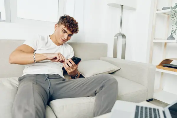 男子室内技术博客智能手机业务自拍邮件在线沙发人文字沙发卷曲 — 图库照片