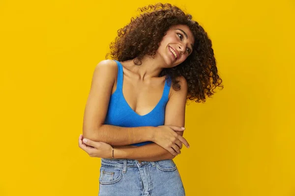 Femme Avec Des Cheveux Afro Frisés Dans Shirt Bleu Signes — Photo