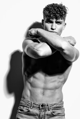 Erkek fitness tişörtsüz vücut geliştirme stili güçlü çıplak vücut pazıları seksi spor.