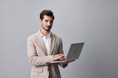 Beyaz adam genç bilgisayar çevrimiçi ağ internet kopyalama alanı arka plan girişimci sakalı Yazan iş adamı kıyafeti giyen serbest çalışan iş adamı iş adamı siber uzay dizüstü bilgisayar işi