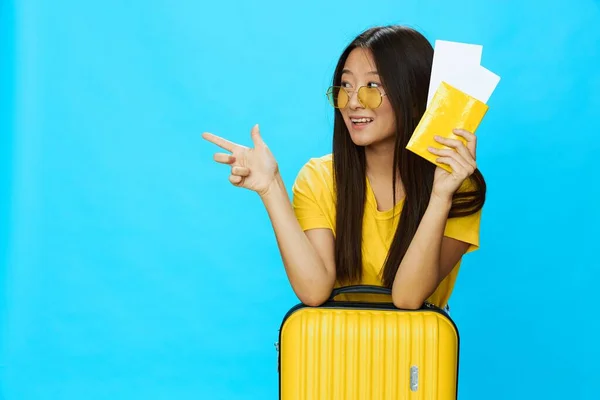 Femme Asiatique Voyageant Avec Une Valise Jaune Des Billets Avec — Photo