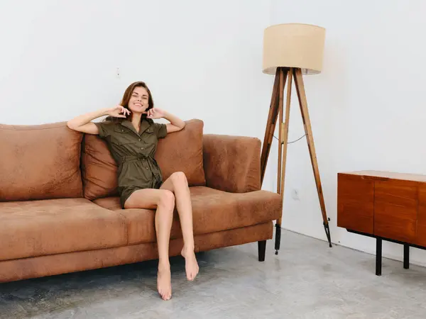 Person Sitting Living Room High Quality Photo — Stock Photo, Image