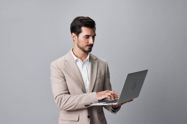 Gülümseyen adam gülümseyen adam, internet yetişkin modellik işi bilgisayardan izole edilmiş mutlu dizüstü bilgisayar yöneticisi, neşeli takım elbise kopyalama uzayı, girişimci serbest meslek sahibi