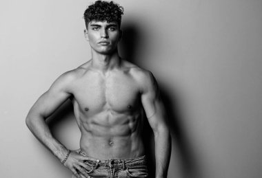 Erkek atletik beyaz çekici kaslı sağlıklı siyah kol modayı arka planda kas uygunluğu