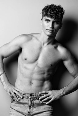 Beyaz güçlü beyaz model gövde seksi vücut geliştirme sporu moda vücut geliştiricisi