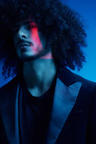 Moda Portret Mężczyzny Kręconymi Włosami Niebieskim Tle Wielonarodowe Kolorowe Światło — Zdjęcie stockowe