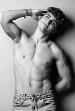 Erkek vücutlu genç sporcu seksi yetişkin çıplak model güzel üstsüz beyaz kaslı