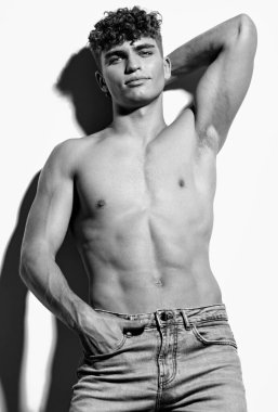 Moda mankeni, çıplak atletik kot, spor spor, vücut geliştirici.