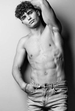 Erkek stüdyosu yetişkin vücut güzelliği siyah arka plan atletik kaslı kol modası