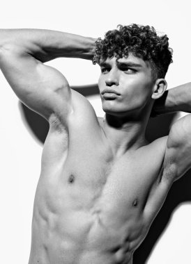 Seksi stüdyo genç erkek vücut geliştirme sporu beyaz güçlü moda stil güç üstsüz güzel vücut kasları