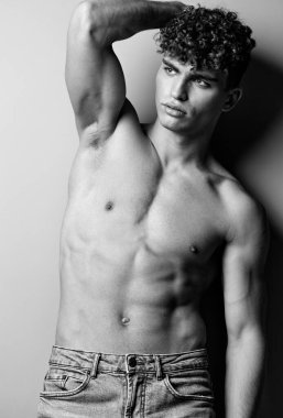 Erkek pantolonu çekici gövde arka plan fitness çıplak vücut geliştirme beyaz moda moda moda güzel