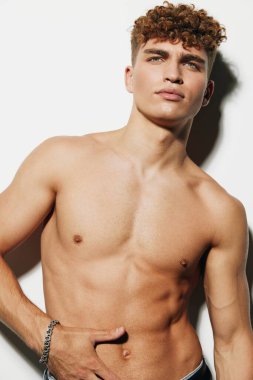 Erkek fitness gri arka plan çekici yaşam tarzı sağlıklı kas modeli yetişkin atletik vücut geliştirici