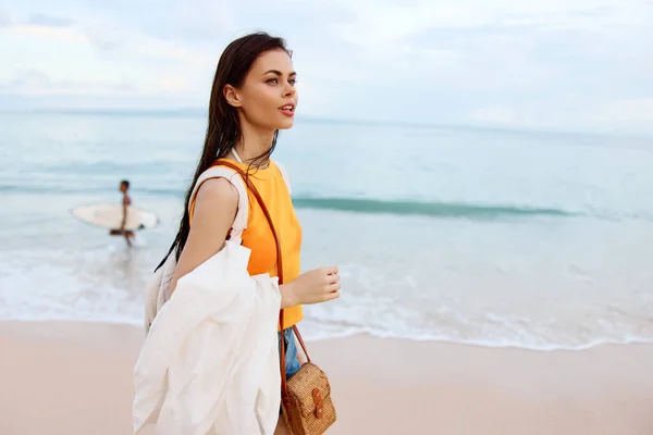 Νεαρή Γυναίκα Σακίδιο Περπατάει Στην Παραλία Καλοκαιρινές Διακοπές Ένα Νησί — Φωτογραφία Αρχείου