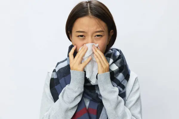 Asiatisk Kvinna Kall Influensa Hålla Näsduk Med Feber Sjuk Viruset — Stockfoto