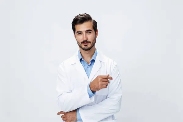 Mann Arzt Weißem Mantel Blickt Die Kamera Auf Weißem Isoliertem — Stockfoto