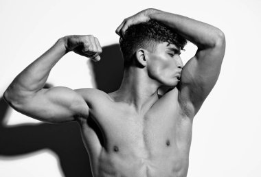 Yetişkin, seksi, genç, şık, gövdeli, beyaz, vücut geliştiren, güzel, siyah beyaz, beyaz, güçlü bir erkek.