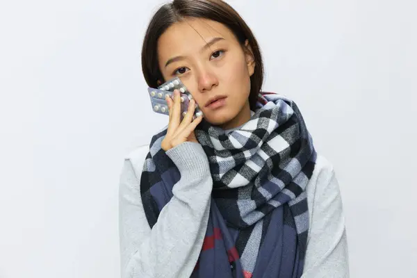 アジアの女性の頭痛の冷たいインフルエンザは薬を保持し 発熱薬は白い背景にウイルスから病気です スペースをコピーします 高品質の写真 — ストック写真