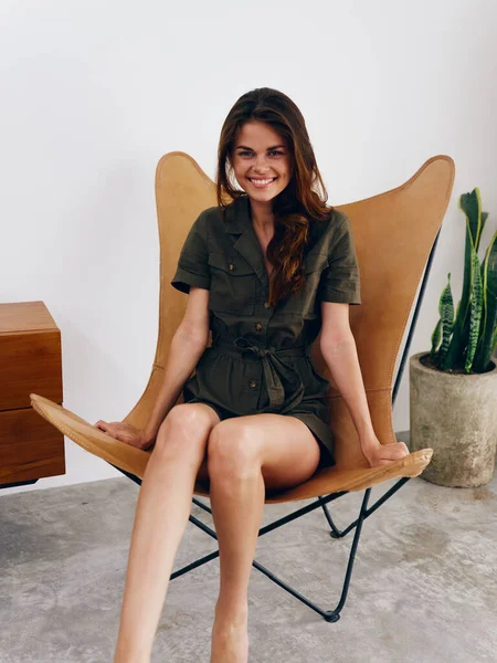 Frau Modell Sitzt Auf Einem Stuhl Hause Lächeln Spaß Und — Stockfoto