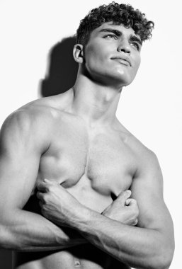 Erkek trend şık model fitness insan gövde pazı arka plan genç kot beyaz kol kaslı yetişkin