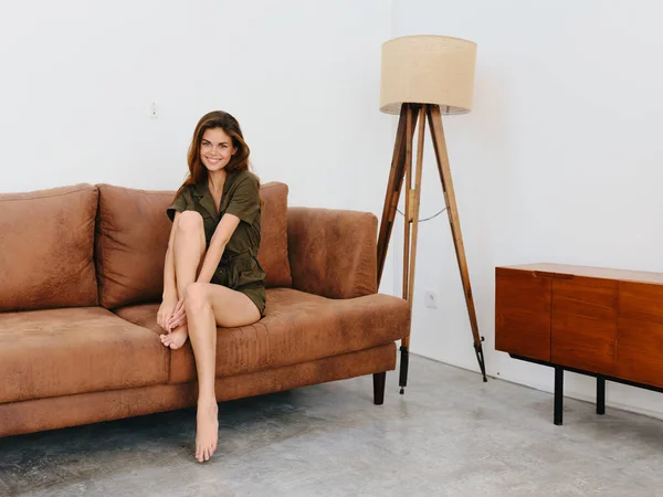 年轻女模特坐在沙发上笑着和放松 现代室内生活方式 复制空间 高质量的照片 — 图库照片