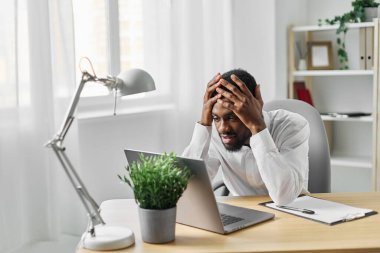 Konferans adamı girişimcisi öğrenci kariyeri eğitimi sohbet online masa başı bilgisayar iletişim ofisi internet afrikalı iş yeri kurumsal Amerikan dizüstü bilgisayarı Amerikan serbest meslek