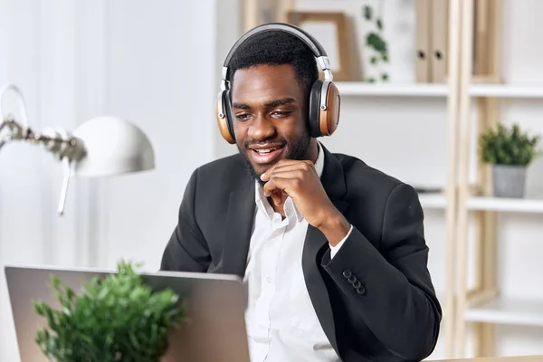 Man Lesson African African American Office Internet Distance Video Earphones — Stock Photo, Image