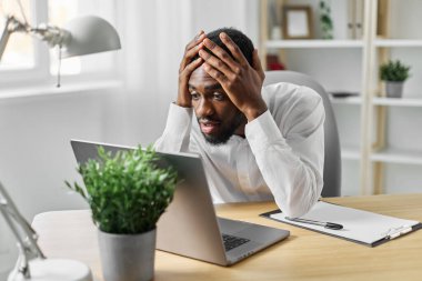 Man Freelancer Bilgisayarlı İş Bulma Kurumu Afrikalı işçi işçi Öğrenci Web 'i Eğitim Yöneticisi kullanarak Ev İletişim Merkezi