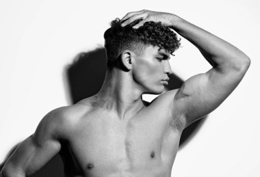 Erkek seksi vücut geliştirici trend beyaz kaslı moda gövdesiz stüdyo çıplak erkek model