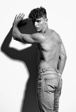 Erkek atlet kol güçlü siyah spor güzellik erkek şık beyaz güçlü kot pantolon kaslı üstsüz yetişkin kaslı