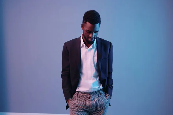 Studio Mann Farbe Amerikanisch Afrikanische Jacke Technologie Mode Jung Modell — Stockfoto