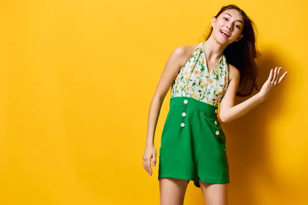 Esmer Kadın Tarzı Stüdyo Modayı Takip Eden Mutlu Genç Gülümseme — Stok fotoğraf