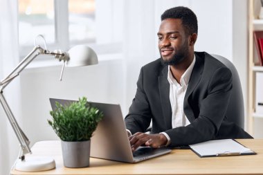 Erkek Eğitim Masası çalışanı Amerikan işi Serbest Çalışan sohbet dizüstü bilgisayarı Afrikalı masa başı öğrencisi boş bir online iş adamı teknoloji işadamı bilgisayar