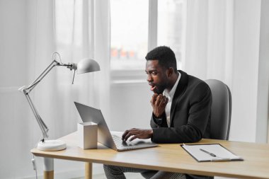 Adam mesafesi fotokopi ofisi siyah iş teknolojisi serbest dizüstü bilgisayar internet çalışma masası gülen bilgisayar eğitimi öğrencisi iş yeri Amerikan Afrikalı online